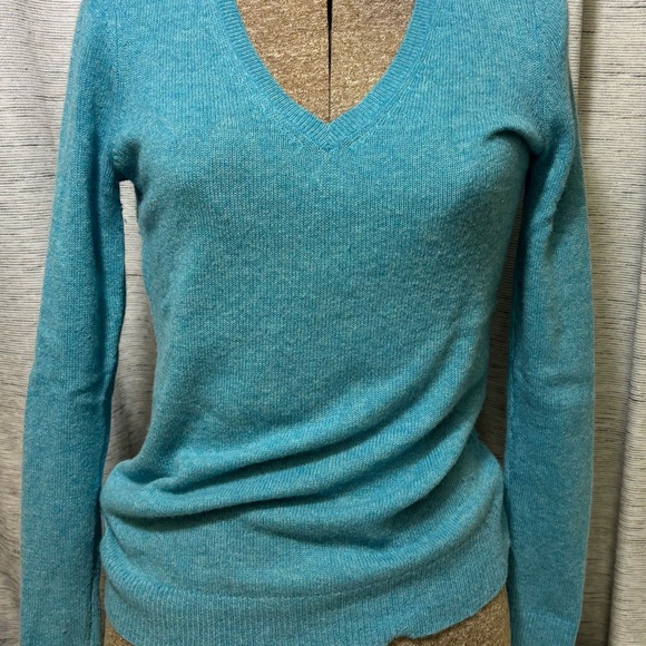 Ann Taylor Sweaters - Ann Taylor Cashmere Turquoise V-Neck Women’s Sweater size: XS